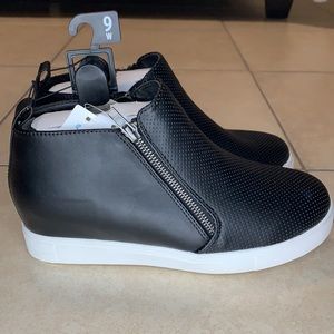 High top black woman shoes. Size 9W. Brand new.